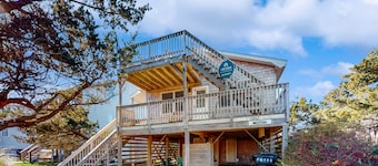 Peaceful & sunlit dog-friendly retreat with balcony - near beaches & pool access