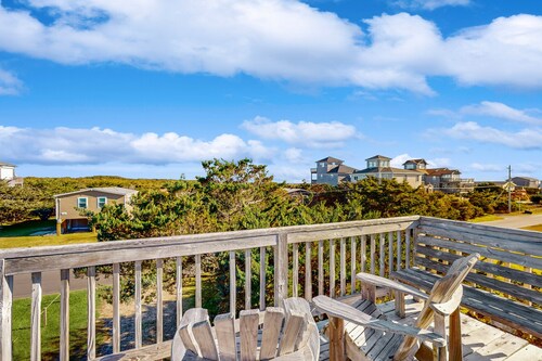 Peaceful & sunlit dog-friendly retreat with balcony - near beaches & pool access