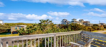 Peaceful & sunlit dog-friendly retreat with balcony - near beaches & pool access