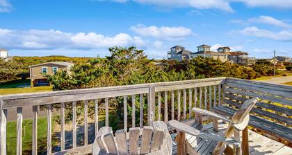 Peaceful & sunlit dog-friendly retreat with balcony - near beaches & pool access