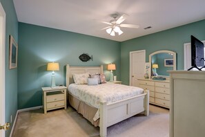 2 bedrooms, iron/ironing board, free WiFi, bed sheets - Coral Hideaway: Balcony | Pool | Dog Friendly (Sunset Beach)