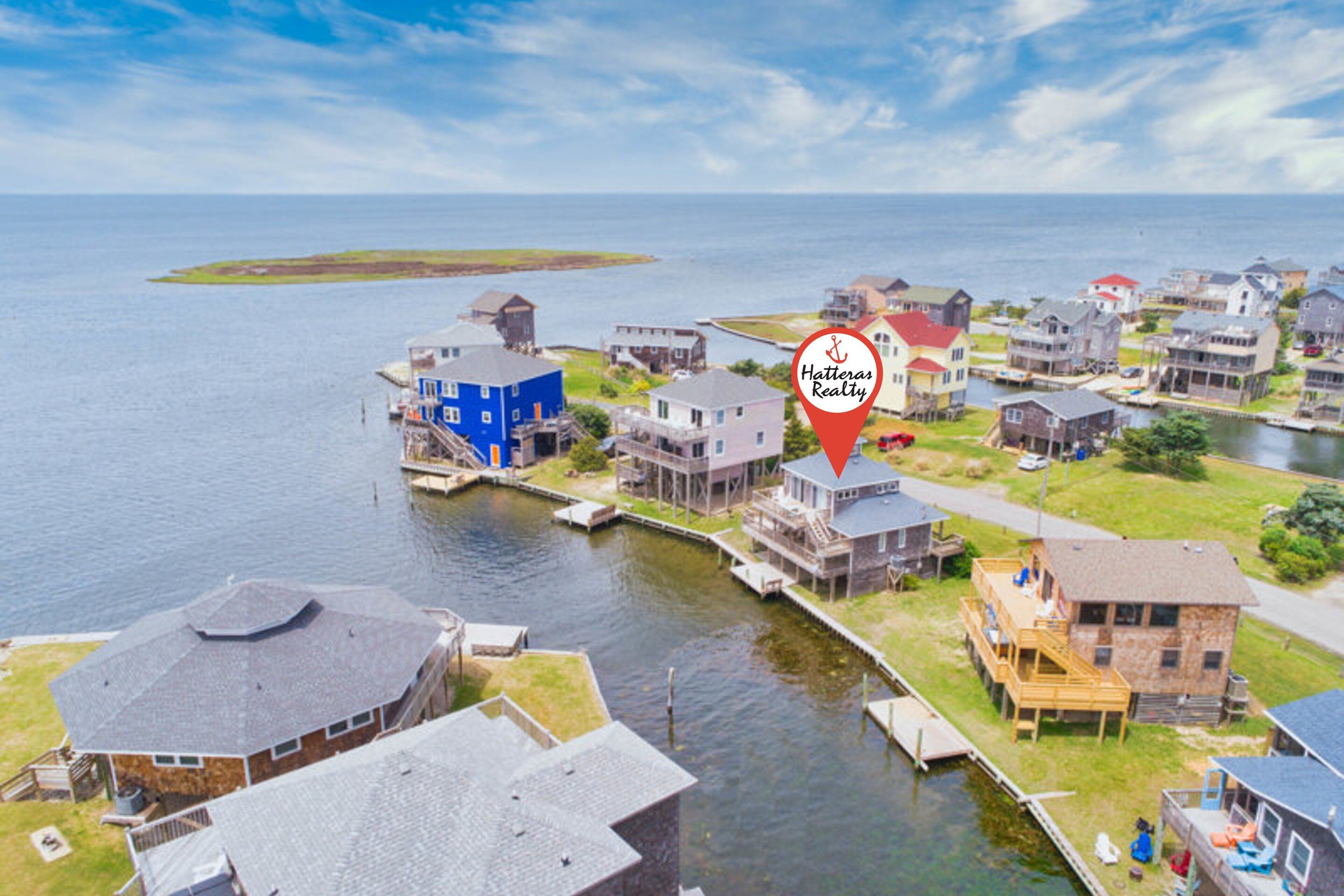 Une propriété située au bord de l’eau, comprenant plusieurs maisons, des quais et un plan d’eau.