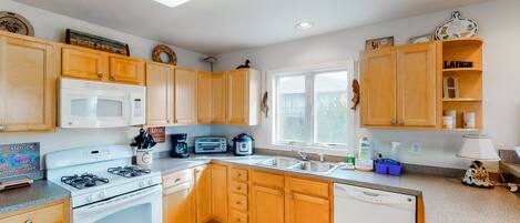 Een koelkast, een microgolfoven, een oven, een kookplaat