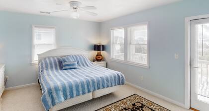 Dog-friendly home with private pool, hot tub, fast WiFi & AC