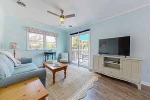 Fernseher, DVD-Player, Tischtennisplatte