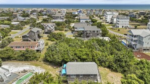 A coastal residential area with houses, a playground, and a view of the ocean. - Charming Family Getaway in Salvo with A/C, Full Kitchen, and Gas Grill (Salvo)