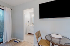 Interior - Ev's Escape: Sunroom, dog-friendly (Sunset Beach)