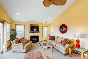 Smart TV, fireplace, DVD player - Lovely home with private pool, decks, amazing ocean view, & W/D (Hatteras)