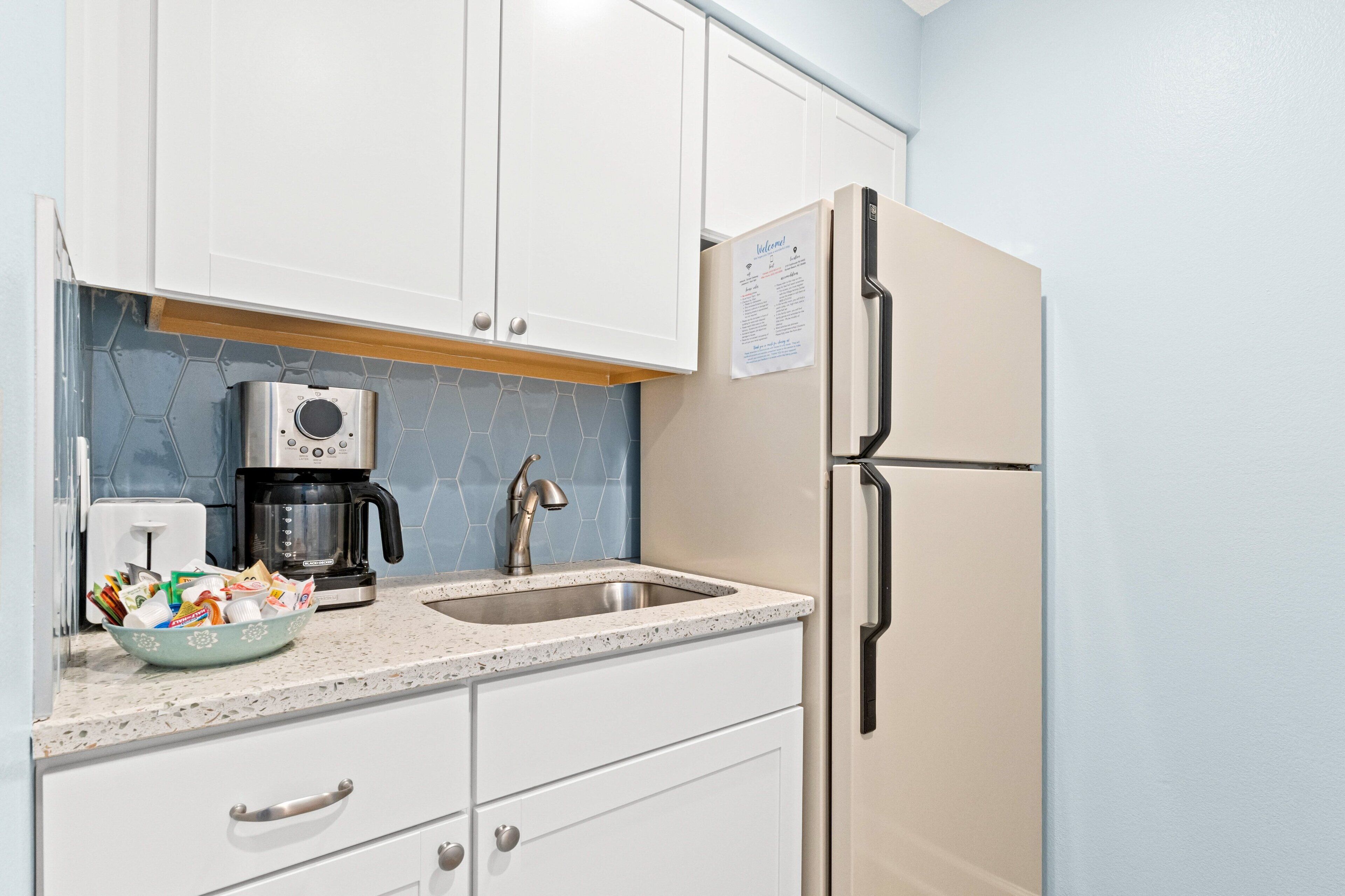 Kjøleskap, mikrobølgeovn, ovn og kokeplater