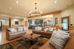 Télévision, cheminée, baby-foot