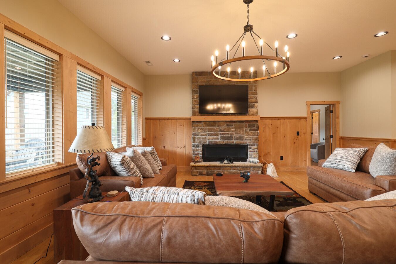 Televisor, llar de foc i futbolí 