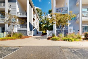 Property grounds - Third-floor condo with balcony, near the beach/golf courses/planetarium (Sunset Beach)