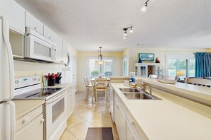 Jääkaappi, mikroaaltouuni, uuni, liesi