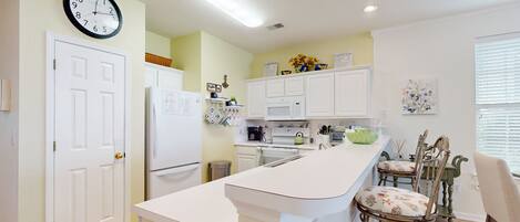 Frigorifero, microonde, forno, piano cottura