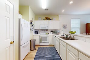 Réfrigérateur, four à micro-ondes, un four, surface de cuisson