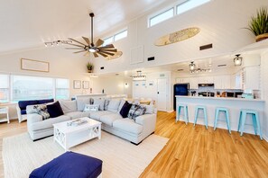 TV, bøker og stereoanlegg