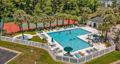 Great Egret Crossing: Beautiful dog-friendly coastal home close to beach, AC, and shared pool.