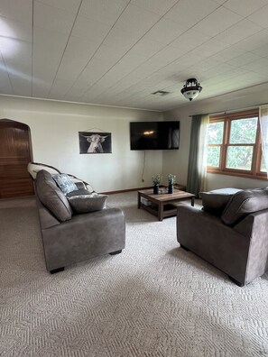 Smart TV, tavolo da ping pong, libri