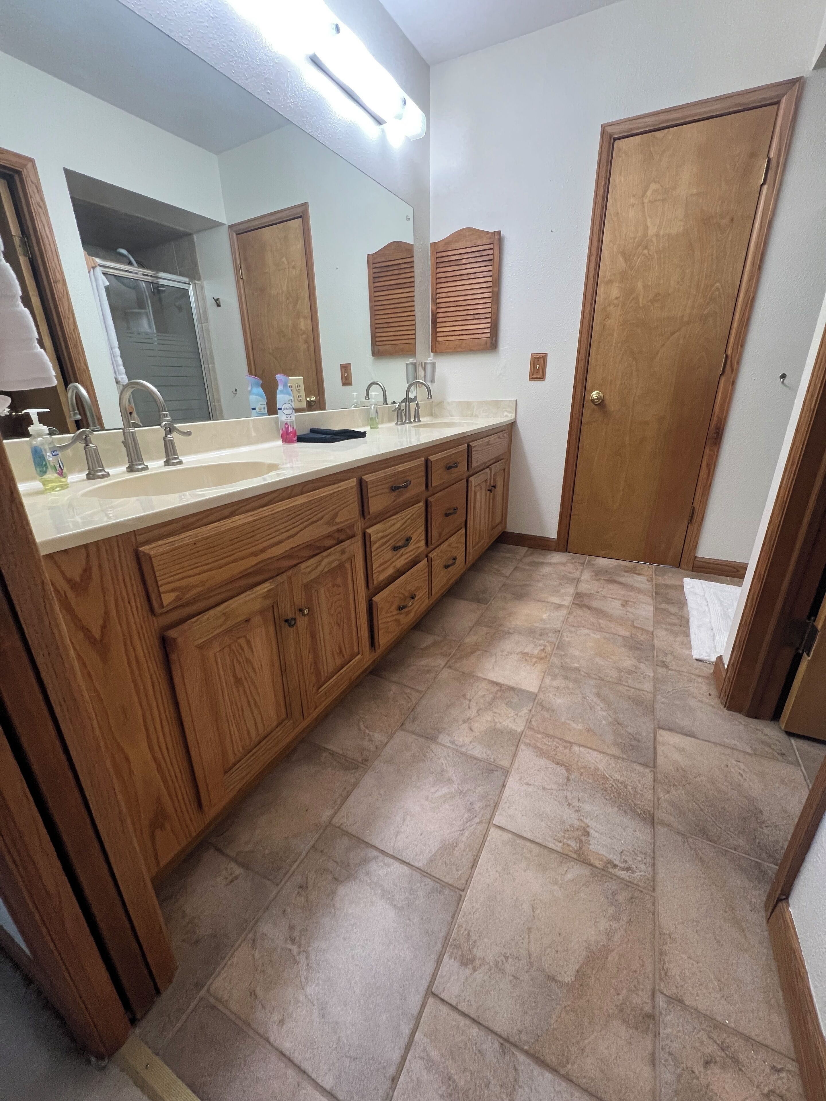 Een douche, een haardroger, handdoeken, zeep