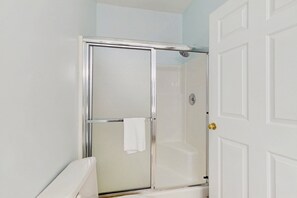 Shower, hair dryer, towels - 1st-floor corner condo with water view, on-site pool, & screened patio (Sunset Beach)