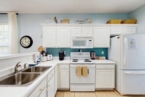 Køleskab, mikrobølgeovn, ovn, kogeplade