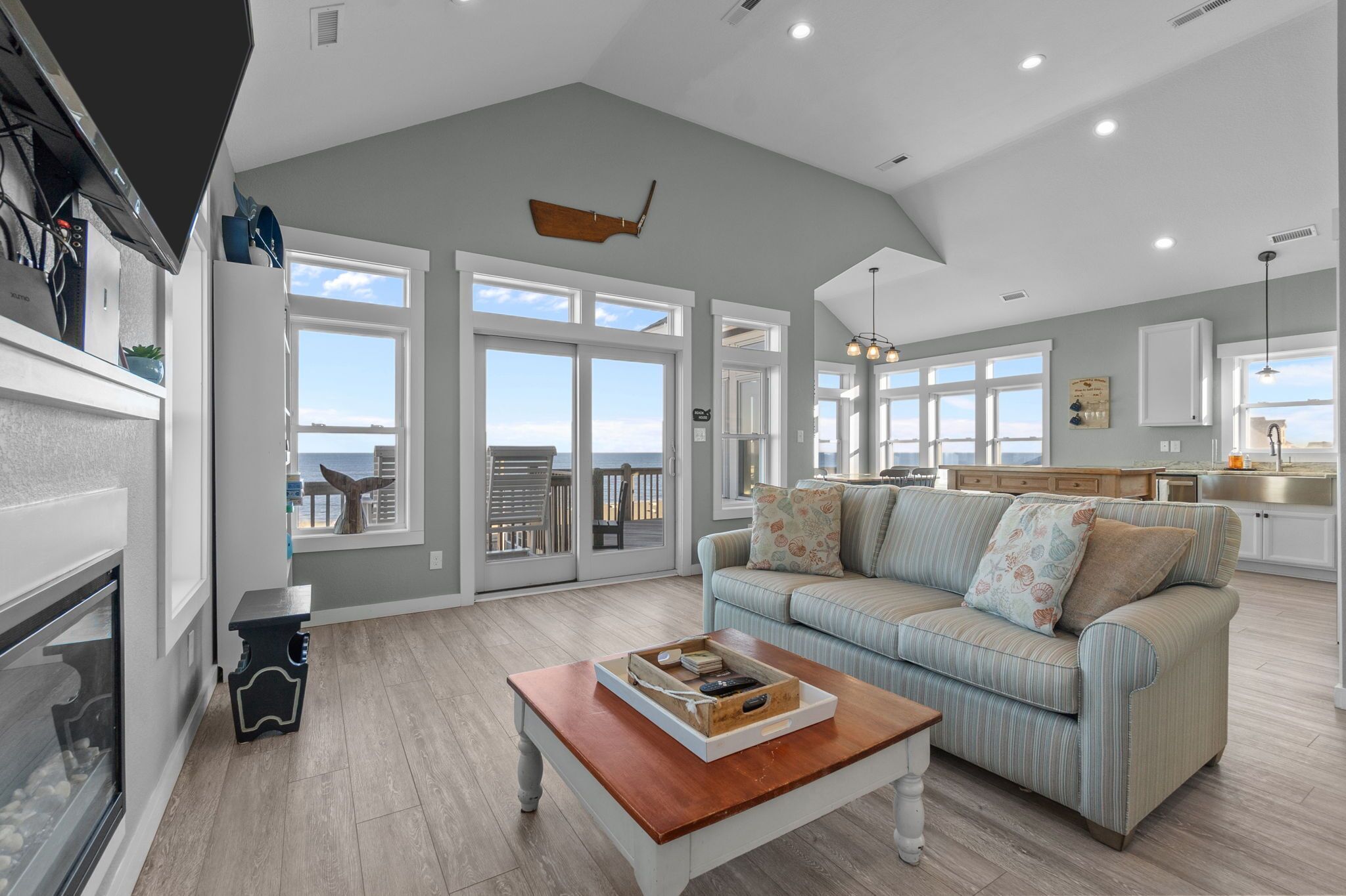 Una televisión, una chimenea, un reproductor de DVD