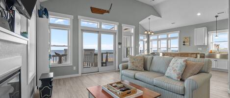 Una televisión, una chimenea, un reproductor de DVD