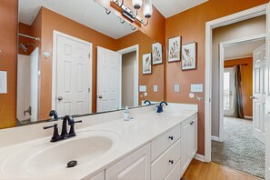 Douche, sèche-cheveux, serviettes fournies