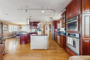 Køleskab, mikrobølgeovn, ovn, kogeplade