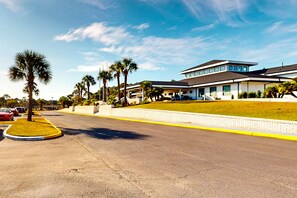 Property grounds - Coastal Condo with golf course view and shared pool access (Sunset Beach)