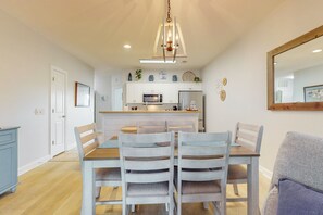 Dining - SB72A&B: Coastal Condo with golf course view and shared pool access (Sunset Beach)