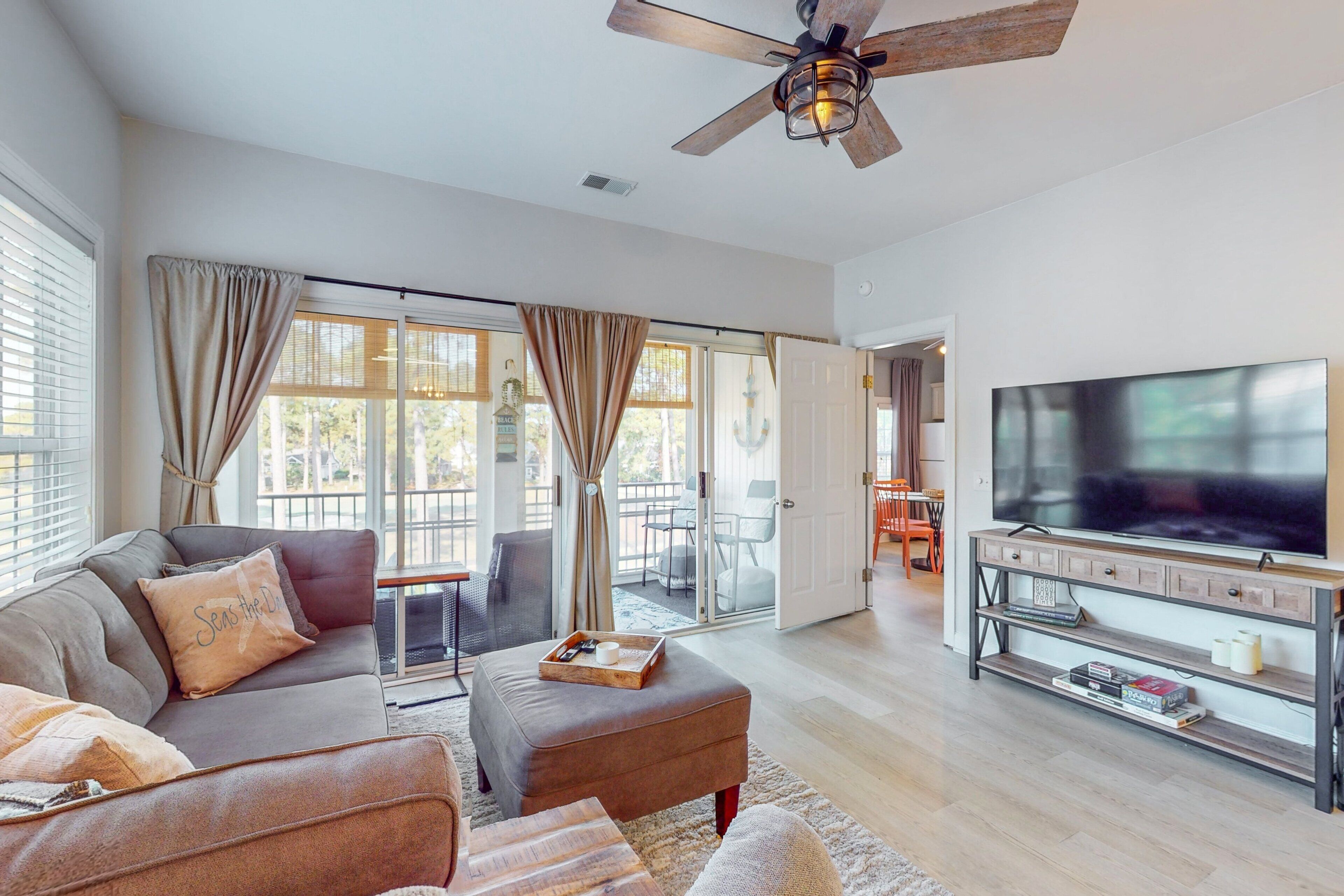 テレビ、DVD プレーヤー