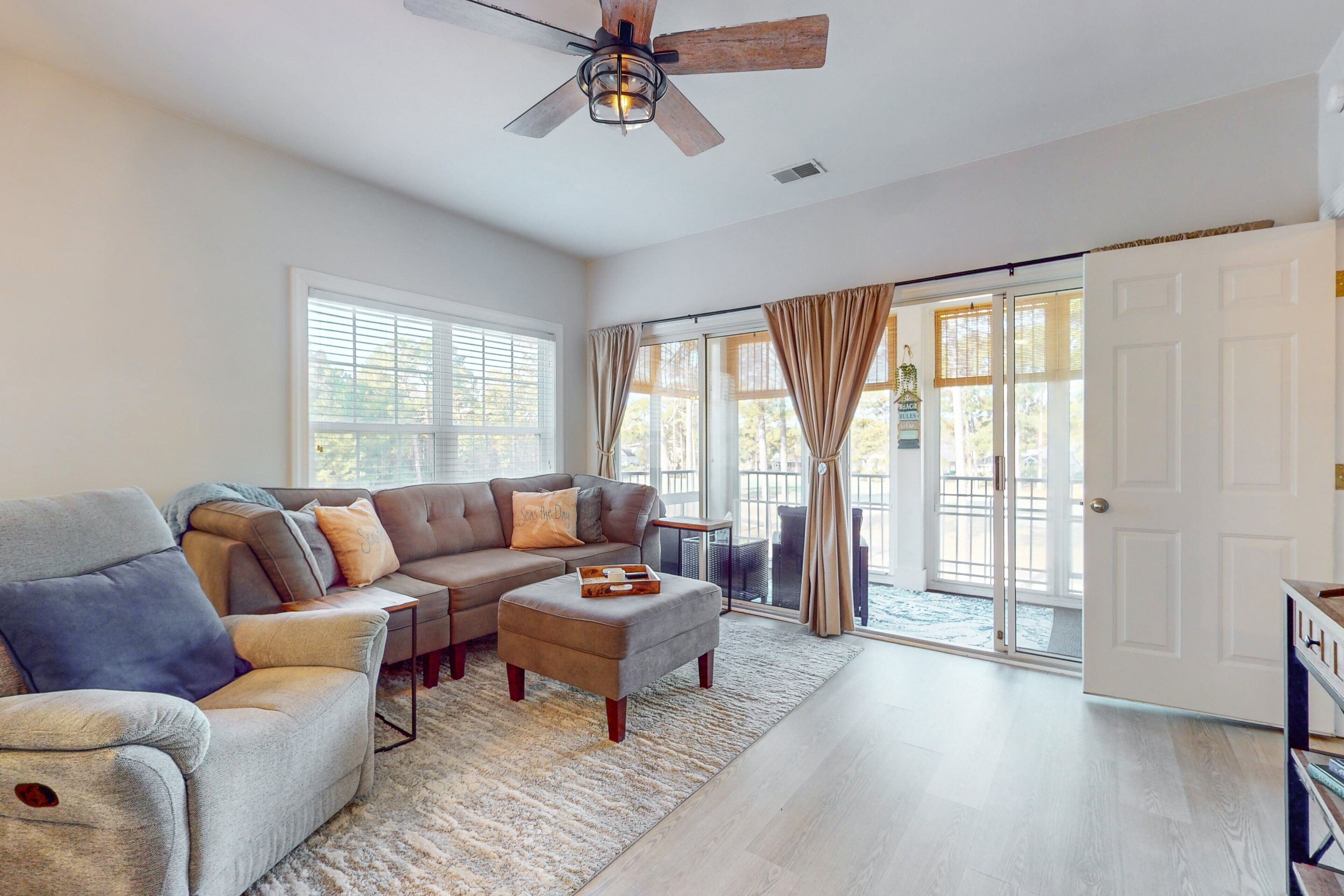 テレビ、DVD プレーヤー