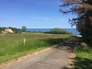 A rural road leading to a house with a view of the sea. - 5 Star Holiday Home in Svaneke (Svaneke)