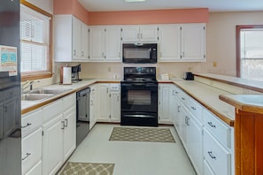 Jääkaappi, mikroaaltouuni, uuni, liesi