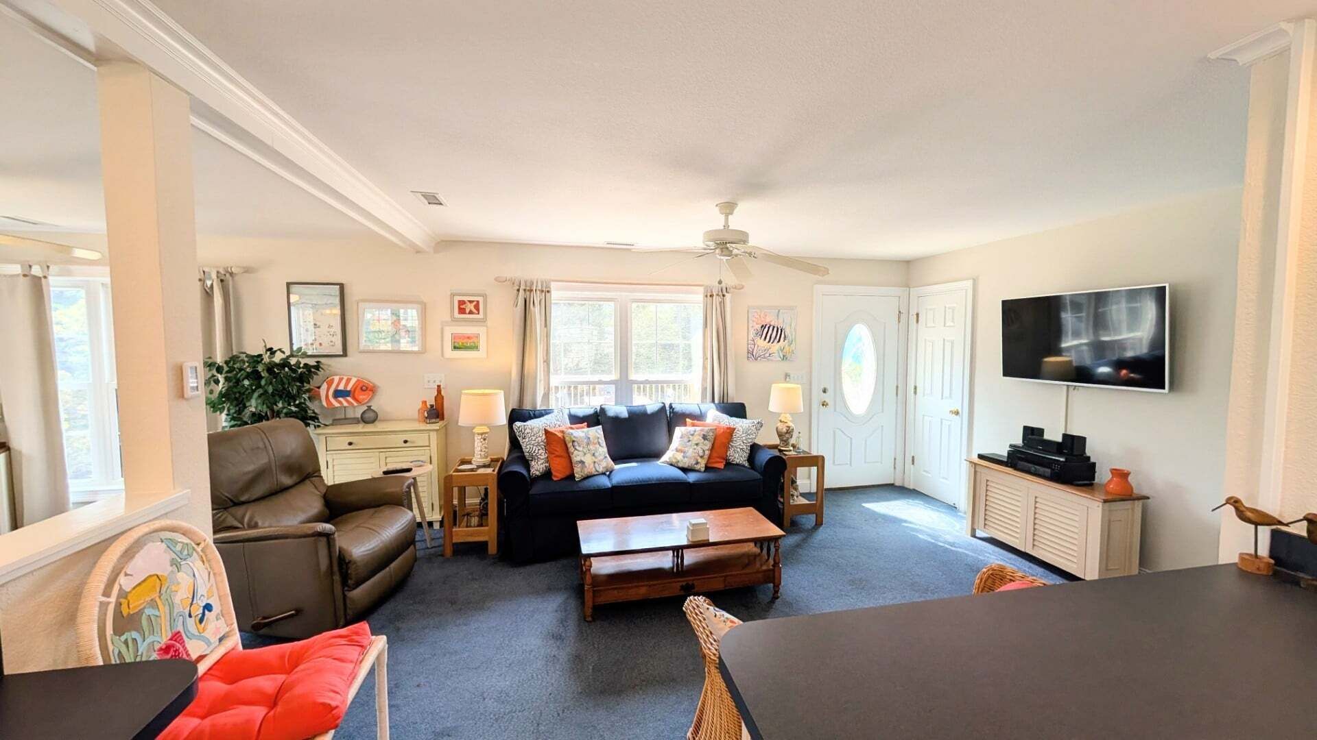 Ein Wohnzimmer mit einer Couch, einem Couchtisch und einem Fernseher.