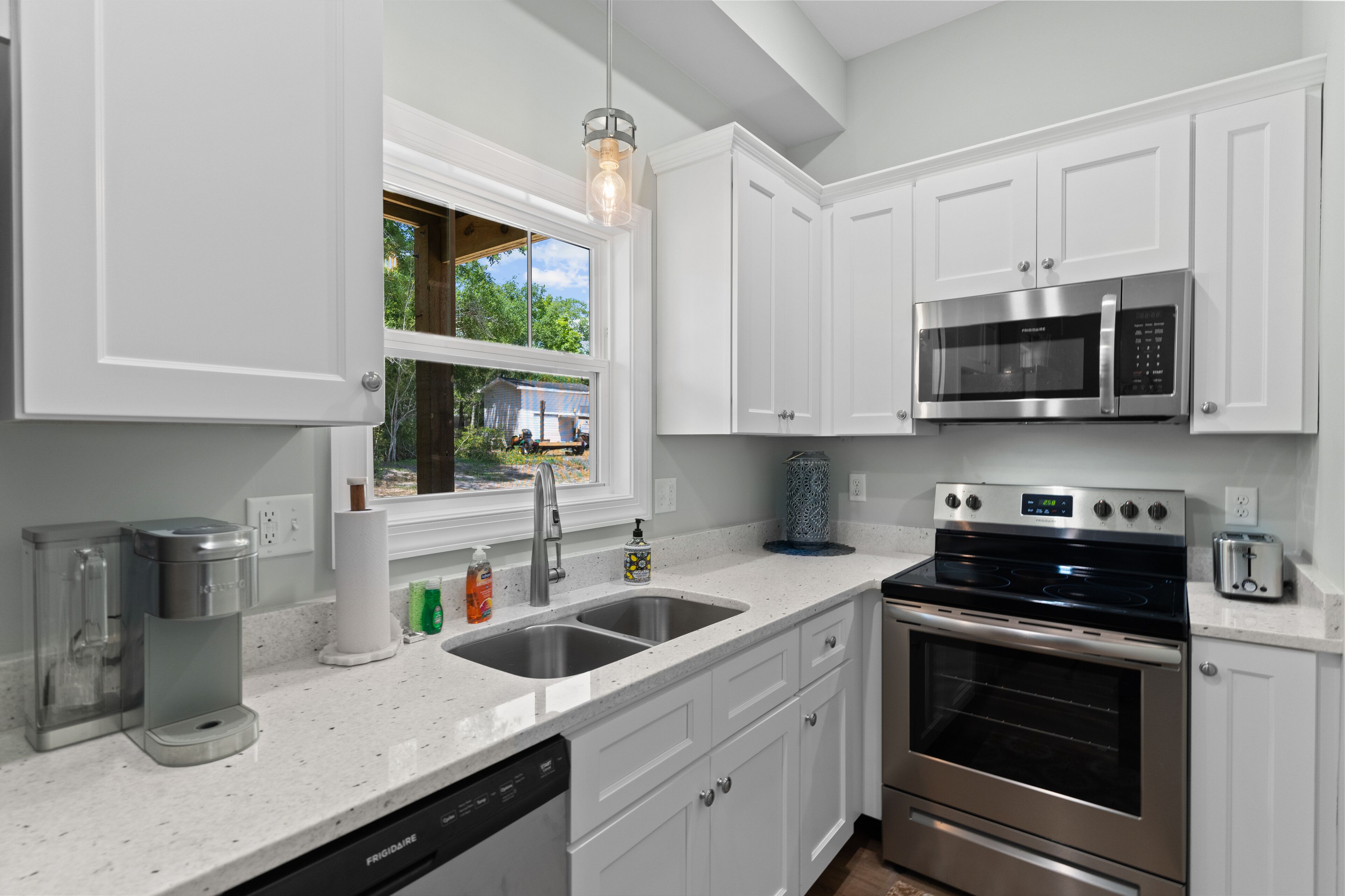 Frigorífico, microondas, horno y placa de cocina