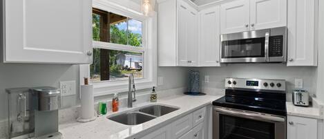 雪櫃、微波爐、焗爐、爐具