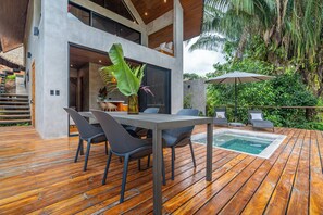 Outdoor dining - Bali Style 2-bedroom with salt water Pool, deck, outdoor bathtub, yoga deck (Ojochal)