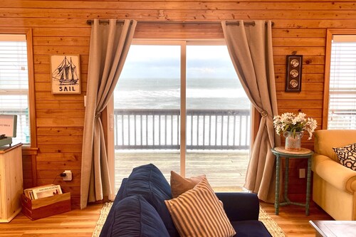 Dog-friendly oceanfront home with large deck, high-speed WiFi, washer/dryer & AC