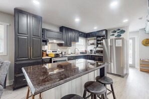 Kjøleskap, mikrobølgeovn, ovn og kokeplater