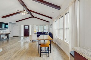 テレビ、DVD プレーヤー