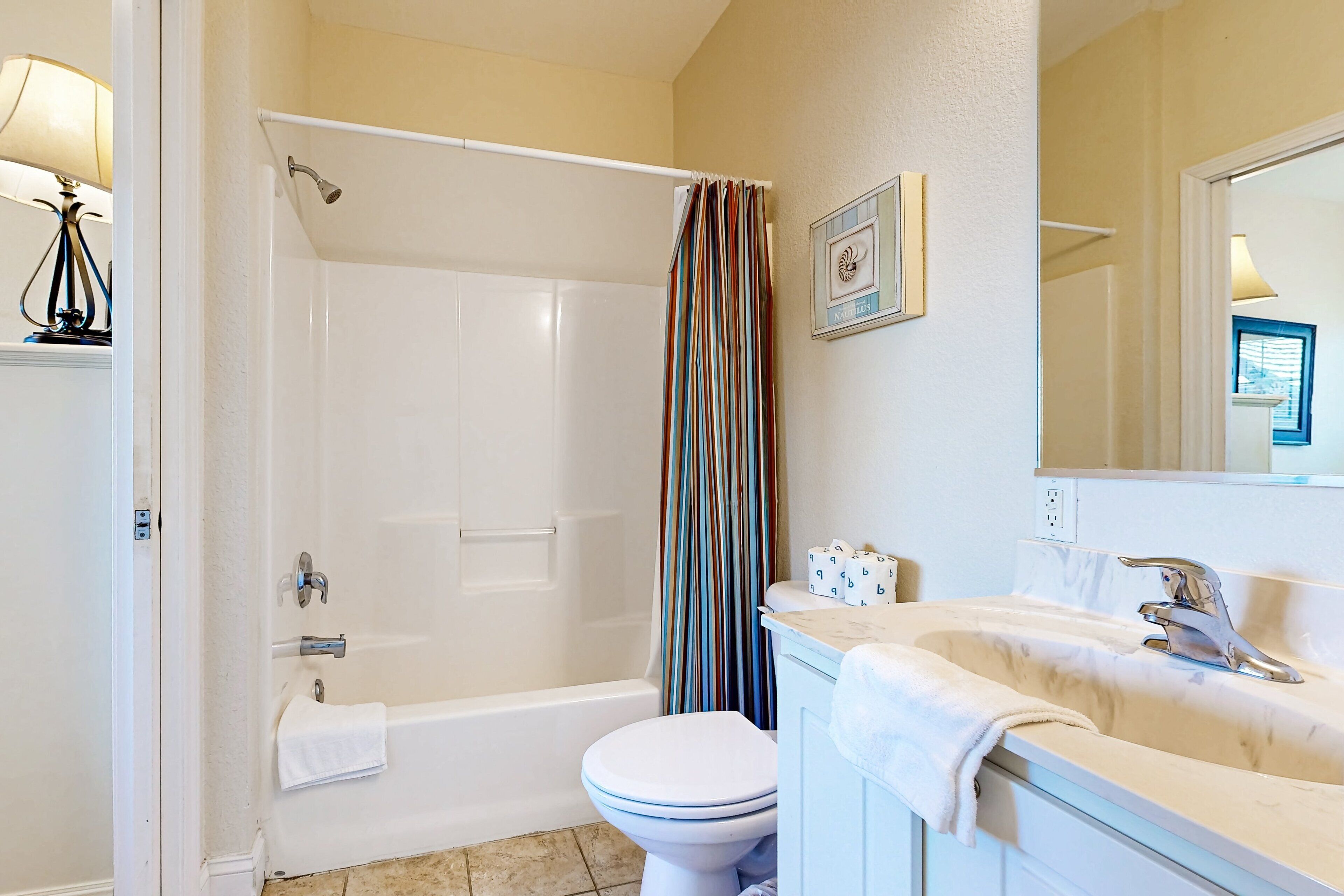 Une salle de bain avec une baignoire, des toilettes et un lavabo.