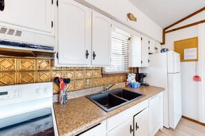 ثلاجة، ميكروويف، فرن، موقد طهي مسطح