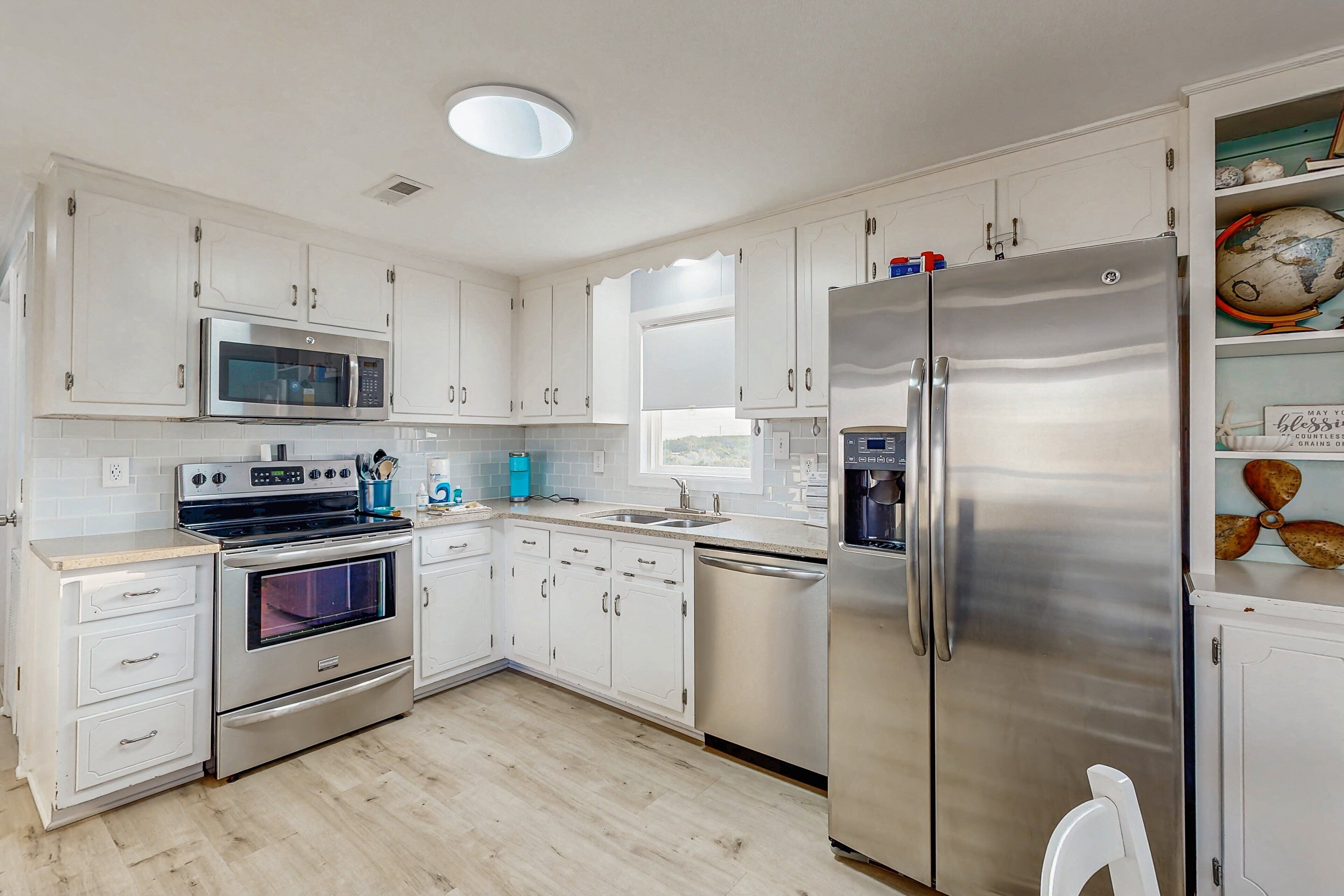 冷蔵庫、電子レ ンジ、オーブン、コンロ