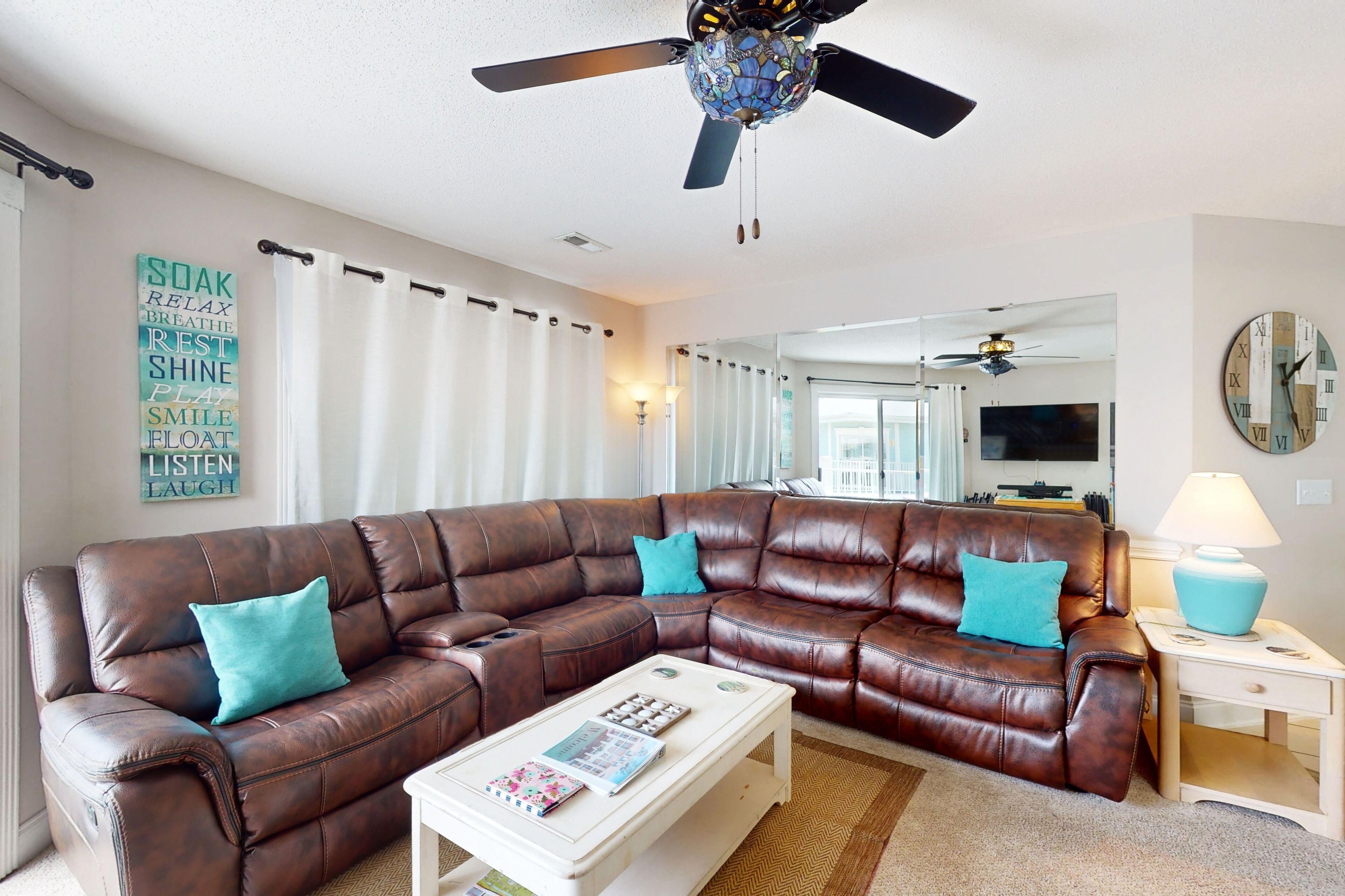 Tv, dvd-spelare och ett filmbibliotek