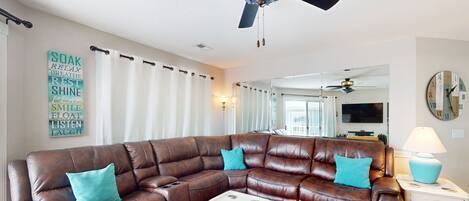 Una televisión, un reproductor de DVD, una videoteca