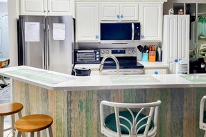 Køleskab, mikrobølgeovn, ovn, kogeplade