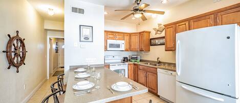 Een koelkast, een microgolfoven, een oven, een kookplaat