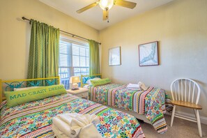 2 bedrooms, free WiFi, bed sheets - Lovely home in oceanfront location with central AC, access to pool/hot tub (Hatteras)